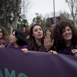 La diputada de Podemos Irene Montero, en la manifestación feminista en Madrid. / LUCA PIERGIOVANNI (EFE)