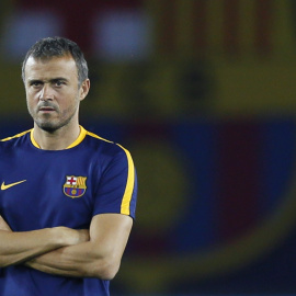 El entrenador del FC Barcelona, Luis Enrique observa a sus jugadores durante el entrenamiento de ayer en Tiflis, en el estadio donde se jugará la final. EFE/Yuri Kochetkov