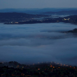 Vigo y las Rías Baixas amanecen sumergidas en la niebla.