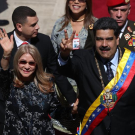14/01/2019.- El presidente de Venezuela, Nicolás Maduro (d), saluda hoy, junto a la primera dama Cilia Flores (i), a su llegada a la sesión del foro Constituyente para rendir cuentas de 2018. EFE/Miguel Gutiérrez