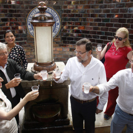 El presidente del Gobierno, Mariano Rajoy, en su visita al Mondariz Balneario, con el presidente de la Xunta, Alberto Núñez Feijóo, el alcalde de la localidad, José Antonio Lorenzo, y la ministra de Fomento, Ana Pastor. EFE/Salvador Sas