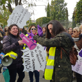 Feministas en la concentración ante el Parlamento andaluz - María José López/ Europa Press