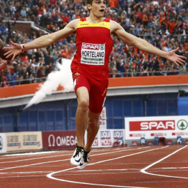 Bruno Hortelano celebrando su victoria en la final de los 200 metros del Europeo de atletismo. /AFP