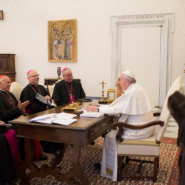 El Papa Francisco junto a los miembros de la Conferencia Episcopal de Chile en el Vaticano, el 14 de enero de 2019 | Reuters