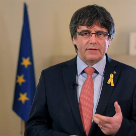 Imagen del vídeo difundido hoy a través de las redes sociales, en el que el líder de Junts per Catalunya (JxCat), Carles Puigdemont, ha anunciado que renuncia "de manera provisional" a su investidura. - EFE