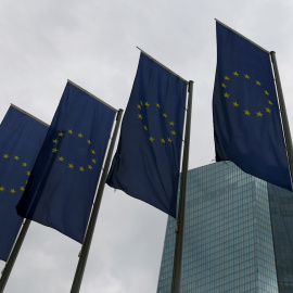 Banderas de la UE frente a la sede del BCE en Fráncfort. REUTERS/Ralph Orlowski