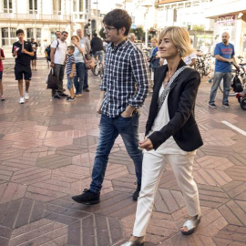 La candidata a lehendakari por Podemos para los comicios autonómicos del próximo 25 de septiembre, Pili Zabala, acompañada por el cabeza de lista por Bizkaia, Lander Martínez, tras conocerse el resultado de las primarias mediante las que ha