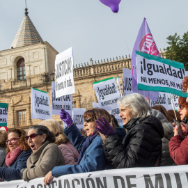 Movilización convocada por colectivos feministas frente al Parlamento de Andalucía contra las propuestas en políticas de igualdad y de violencia de género de Vox, partido que apoyará la investidura de Juan Manuel Moreno Bonilla, del PP, com