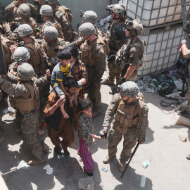 Marines estadounidenses y soldados noruegos colaboran en la seguridad de un puesto de control del aeropuerto de Kabul para garantizar que los evacuados sean procesados de forma segura. REUTERS