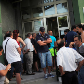 Varias personas hacen cola en una oficina de los  servicios públicos de empleo en Málaga./ REUTERS