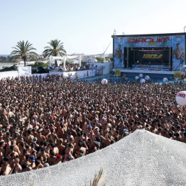 La Water Park Party ha reunido hoy a unos 8.000 gays y lesbianas en el recinto del parque acuático de Isla Fantasía, en la localidad barcelonesa de Vilassar de Dalt. REUTERS/Albert Gea