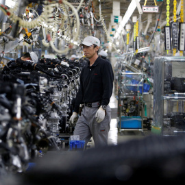 Un empleado en la cadena de montaje de la planta de Iwaki de Nissan, en la provincia japonesa de Fukushima. REUTERS/Yuya Shino