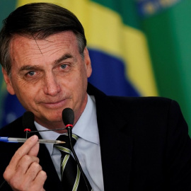 El presidente de Brasil, Jair Bolsonaro, durante la firma del decreto que facilita la compra de armas en el país. / REUTERS - UESLEI MARCELINO