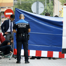 Agentes de Policía en el lugar de los hechos, en la calle Pietat, del barrio de Vista Alegre de la localidad. EFE