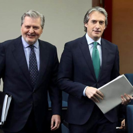 El ministro de Educación, Cultura y Deporte y portavoz del Gobierno Íñigo Méndez de Vigo (izquierda), y el ministro de Fomento Iñigo de la Serna. | MARISCAL (EFE)