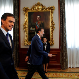 El presidente del Gobierno en funciones, Mariano Rajoy, y el secretario general del PSOE, Pedro Sánchez, acuden a posar ante los fótografos ants del inicio de la reunión que han mantenido en el Congreso. REUTERS/Susana VeraREUTERS/Susana Ve