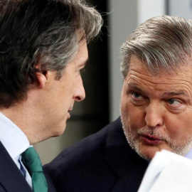 El ministro de Fomento, Íñigo Méndez de la Serna, a la izquierda, con su compañero y tocayo, Íñigo Méndez de Vigo. | MARISCAL (EFE)
