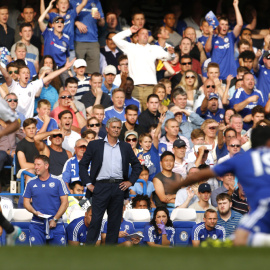 El entrenador del Chelsea, el portugués Jose Mourinho, durante el partido contra el Swansea City. En el banquillo, la médico del equipo Eva Carneiro. REUTERS/John Sibley