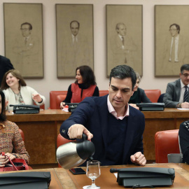 El secretario general del PSOE, Pedro Sánchez, acompañado por Margarita Robles (i) y Adriana Lastra (d), durante la reunión que el grupo parlamentario socialista ha celebrado en el Congreso. EFE/Mariscal