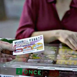 Un vendedor del sorteo de la ONCE. EFE