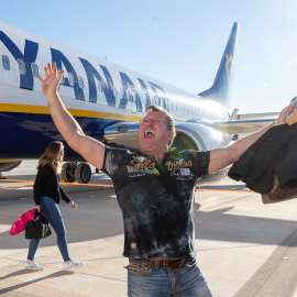Un pasajero del primer avión de la compañia Ryanair que ha aterrizado en el aeropuerto de Corvera, momentos antes de ser inaugurado por el rey Felipe VI. EFE/Marcial Guillén