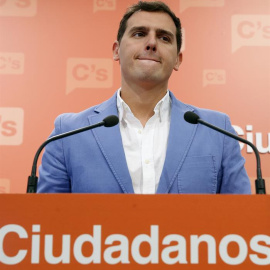 El presidente de Ciudadanos, Albert Rivera, durante la rueda de prensa posterior a la reunión que la Ejecutiva Nacional de su partido celebró ayer en la sede de Madrid. EFE/J. J. Guillén