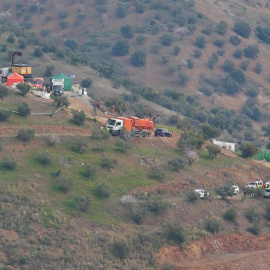 Operativo de rescate formado en torno al pozo en el que se encuentra el niño de 2 años a más de cien metros de profundidad | Álvaro Cabrera / EFE