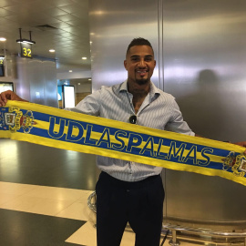 Kevin-Prince Boateng a su llegada al aeropuerto de Las Palmas. /@UDLP_Oficial