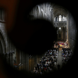 La gente ha acudido esta mañana al funeral del cura Jacques Hamel en la catedral de Rouen, Francia. REUTERS/Charly Triballeau