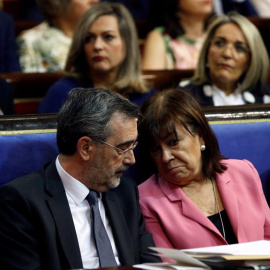 21/05/2019.- La presidenta del PSOE, Cristina Narbona, conversa con el senador electo Manuel Cruz, durante la constitución del Senado. Hoy se inicia a la XIII Legislatura con una sesión en la que tomarán posesión los senadores elegidos en l