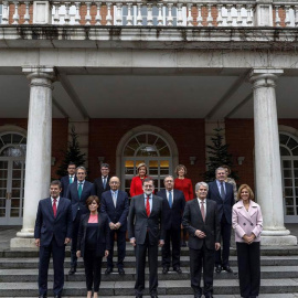 El jefe del ejecutivo, Mariano Rajoy, durante la foto oficial de su nuevo Ejecutivo tras la incorporación de Román Escolano, arriba a la izquierda. | EMILIO NARANJO (EFE)