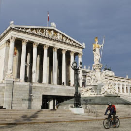 27/01/2016 - Un ciclista pasa por delante del Parlamento austriaco en Viena, Austria, en una imagen de archivo. / REUTERS - HEINZ - PETER BADER