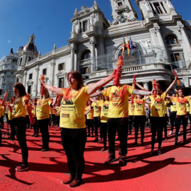 Activistas antitaurinos rompen banderillas ante la puerta de la Plaza del Ayuntamiento en protesta contra la tauromaquia en la ciudad de València.- Juan Carlos Cárdenas (EFE)