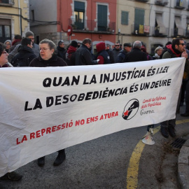 Concentració davant la comissaria de la Policia Nacional de Girona per la detenció de vuit persones, entre elles els alcaldes de Verges, Ignasi Sabater, i Celrà, Daniel Cornellà. @CDRGironaSalt