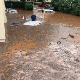 Vehículos anegados tras la tromba de agua en Benicàssim.