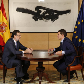 El presidente del Gobierno en funciones, Mariano Rajoy (i), y el líder de Ciudadanos, Albert Rivera, durante la entrevista que mantuvieron hoy en el Congreso de los Diputados en una nueva ronda de contactos tras recibir la semana pasada el 