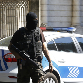 Un agente de los cuerpos especiales de la policía turca, junto al Palacio Dolmabahçe, tras el tiroteo protagonizado por dos personas. REUTERS/Osman Orsal