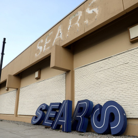 Un letrero desmantelado se apoya en una tienda cerrada de Sears, en la localidad de Nanuet (Nueva York, EEUU). REUTERS / Mike Segar