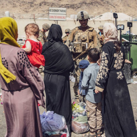 Marines de EEUU evacuan a civiles afganos en el aeropuerto de Kabul.