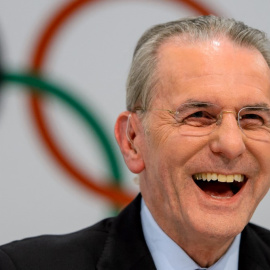 El expresidente del COI, Jacques Rogge, durante una rueda de prensa en Buenos Aires en 2013, cuando finalizó su mandato y se eligió a Tokio como sede de los Juegos 2020.