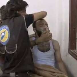 Miembros dMiembros de la Defensa Civil Siria atienden a la población con máscaras tras el supuesto ataque químico. REUTERS