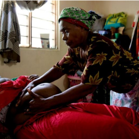 02-02-2019.- Una curandera masajea a su paciente embarazada en la ciudad de Zanzíbar, Tanzania. REUTERS/Nicky Woo.