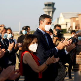 El presidente del Gobierno, Pedro Sánchez (d), y la ministra de Defensa, Margarita Robles (i), recibiendo este viernes 27 de agosto de 2021 a los últimos evacuados y unidades de las tropas españolas en Afganistán a su llegada a la base mili