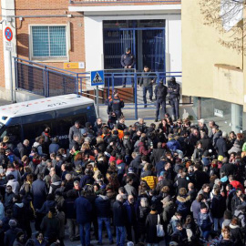Más de un centenar de personas, entre ellas ediles y alcaldes de otras localidades, congregadas frente a la comisaría de la Policía Nacional de Girona en contra de las detenciones. (ROBIN TOWNSEND | EFE)