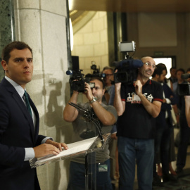 El líder de Ciudadanos, Albert Rivera, durante la rueda de prensa que ha ofrecido en el Congreso tras la reunión con el jefe del Ejecutivo en funciones, Mariano Rajoy. EFE/Chema Moya