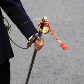 Detalle del sable de un integrante del cuerpo de la Guardia Real, durante el desfile del Día de la Fiesta Nacional. EFE/Víctor Lerena