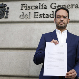 El portavoz socialista en el Congreso, Antonio Hernando, en la Fiscalía General del Estado donde ha presentado una denuncia contra el ministro del Interior, Jorge Fernández-Díaz, por su reunión con Rodrigo Rato. EFE/J.J. Guillén