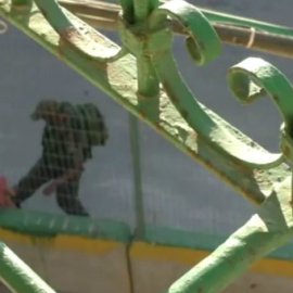 Fragmento del vídeo en el que se ve al policía israelí arrebatando la bicicleta a la niña palestina.