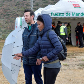 Fotografía de archivo de Ángel Cruz, padre del pequeño Gabriel, y su pareja Ana Julia Quezada, durante el segundo día de búsqueda del niño. - EFE