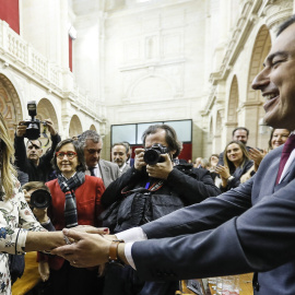 El líder del PP-A, Juanma Moreno, es felicitado por la hasta ahora presidenta del Ejecutivo andaluz, Susana Díaz, tras ser investido presidente de la Junta de Andalucía. EFE/José Manuel Vidal.